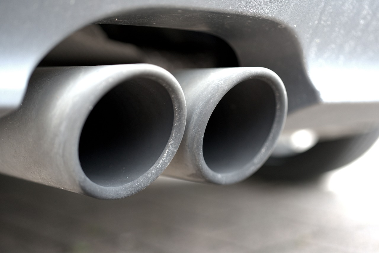 Diesel – co się najczęściej psuje? Niebieski dym z rury wydechowej diesel przy odpalaniu